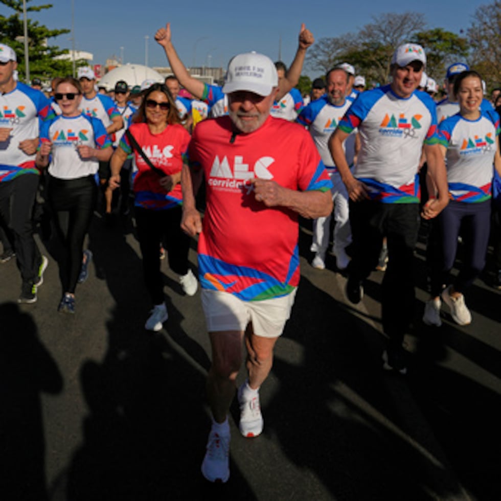 El presidente de Brasil, Luiz Inácio Lula da Silva, en el centro, y la primera dama Rosangela da Silva, delante a la izquierda con un jersey rojo.
