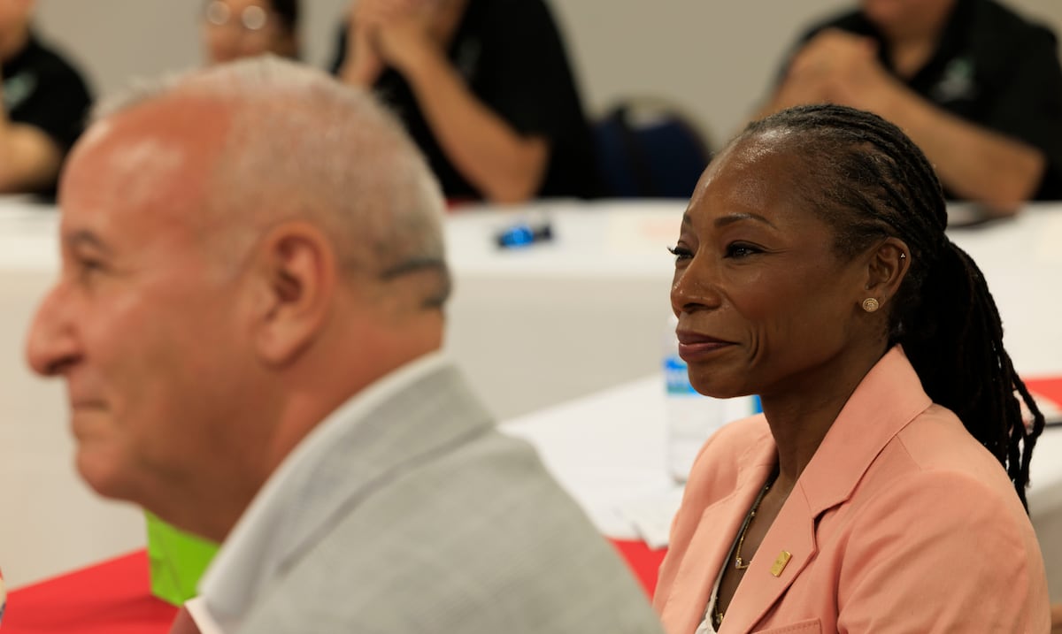Directora ejecutiva de AARP visita Puerto Rico para conocer necesidades de adultos mayores