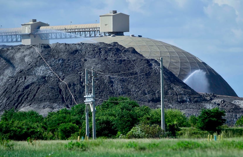 La planta generatriz AES argumenta que no depositan cenizas en los vertederos, sino un producto llamado Agremax. (Archivo)