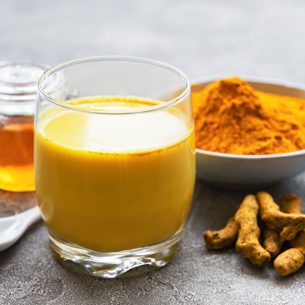 La leche dorada infusiona la cúrcuma en polvo, para una dosis terapéutica orgánica.