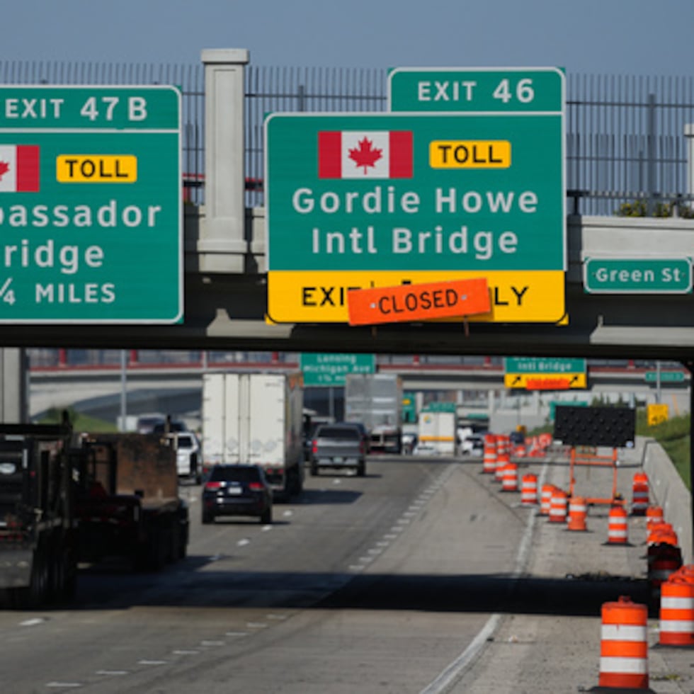 El puente, de 1.5 millas de longitud (2.4 kilómetros), cruza el río Detroit y une Detroit con Windsor.