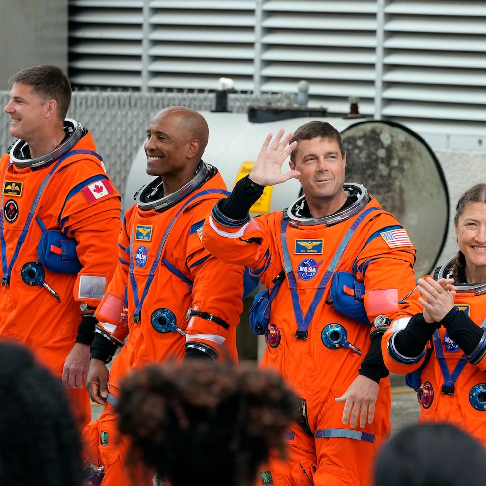 Antes de su trayecto a la plataforma, los astronautas jugaron cartas, una tradición de la NASA para que los comandantes "quemen toda su mala suerte".