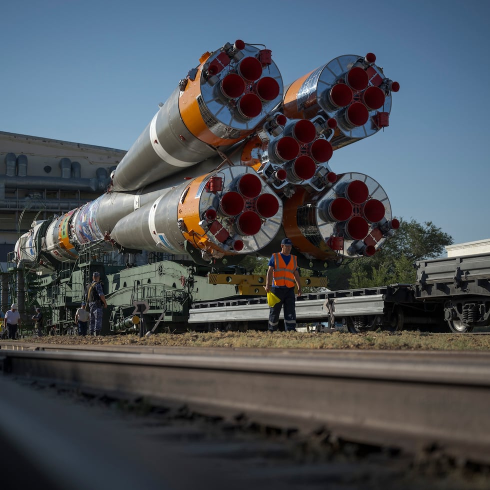 El cohete Soyuz es trasladado en tren hasta la plataforma de lanzamiento, en el Sitio 31 del cosmódromo de Baikonur, en Kazajistán.