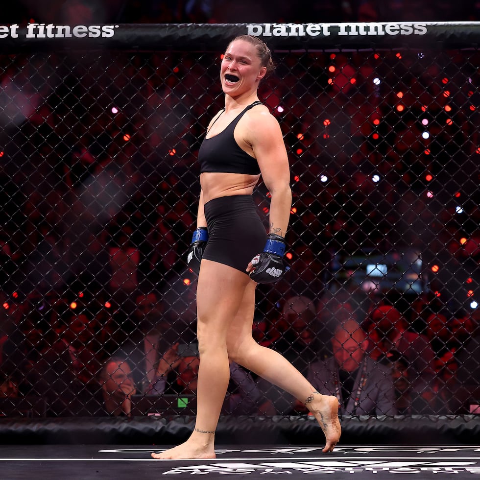 Ronda Rousey celebra luego de vencer en segundos a Gina Carano.