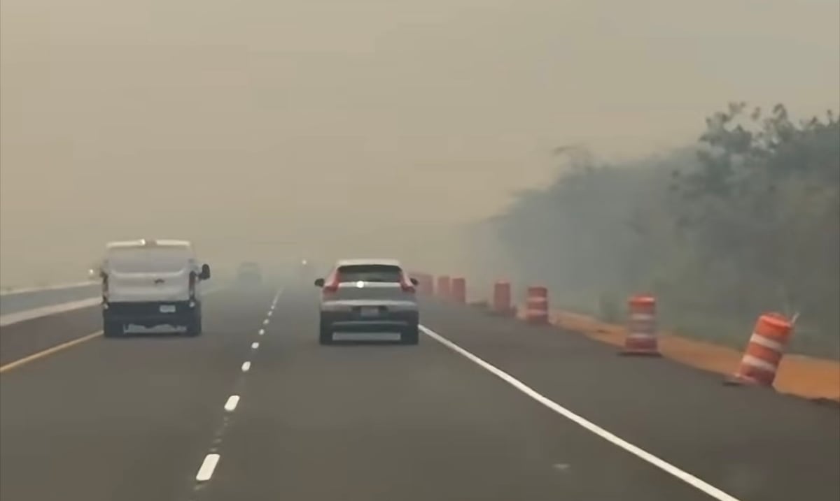 Bomberos combaten incendio forestal en Guánica