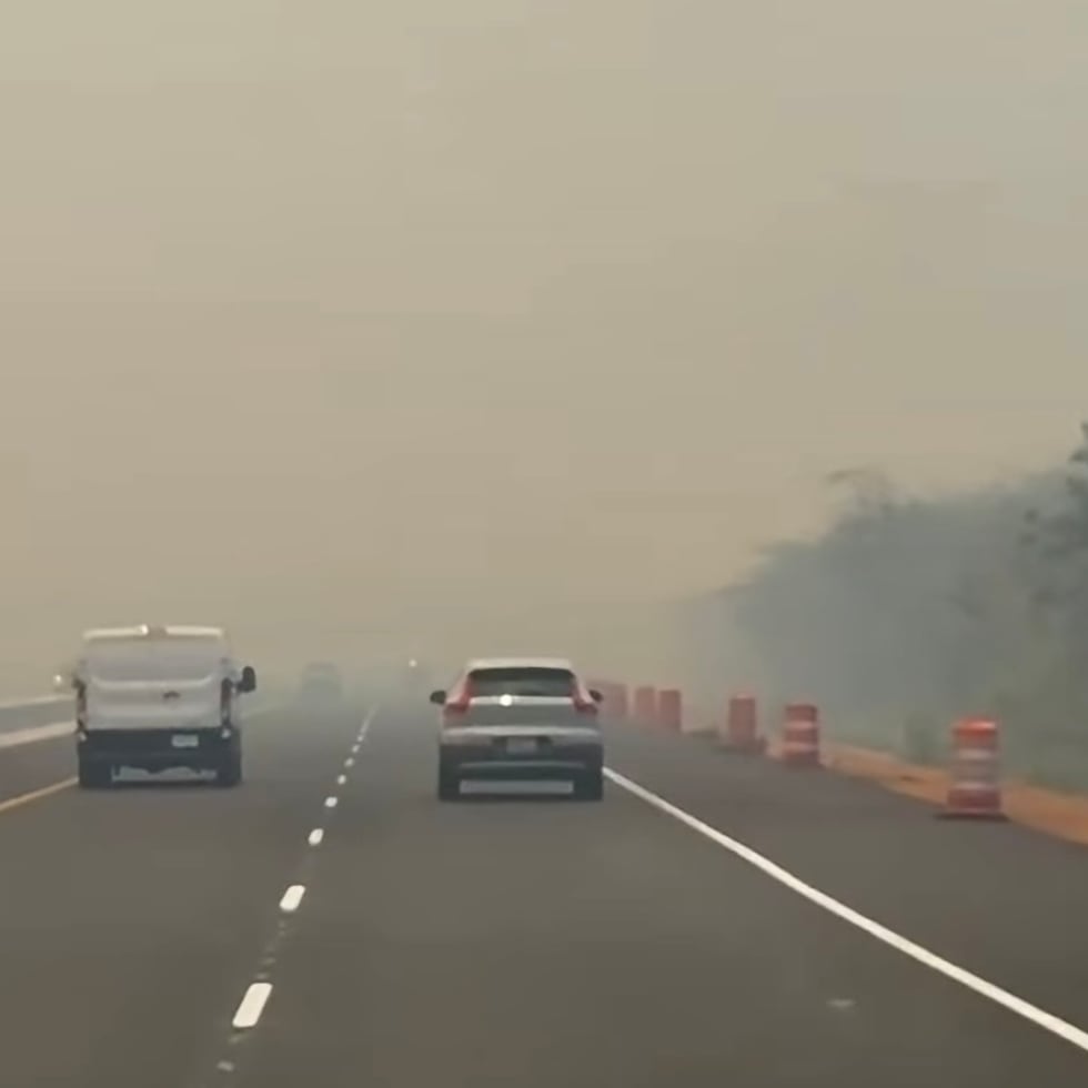 Las autoridades hicieron un llamado a las comunidades cercanas a tomar medidas de precaución debido a la cantidad de humo en el área.