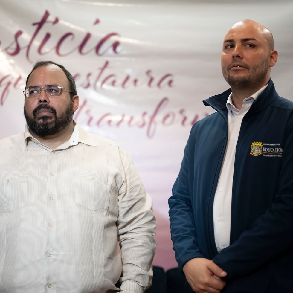 El secretario de Educación, Eliezer Ramos Parés (izq), y el comisionado de Seguridad, César González (der), indicaron que la tendencia se ha relacionado con un patrón similar en otros países y jurisdicciones de Estados Unidos.