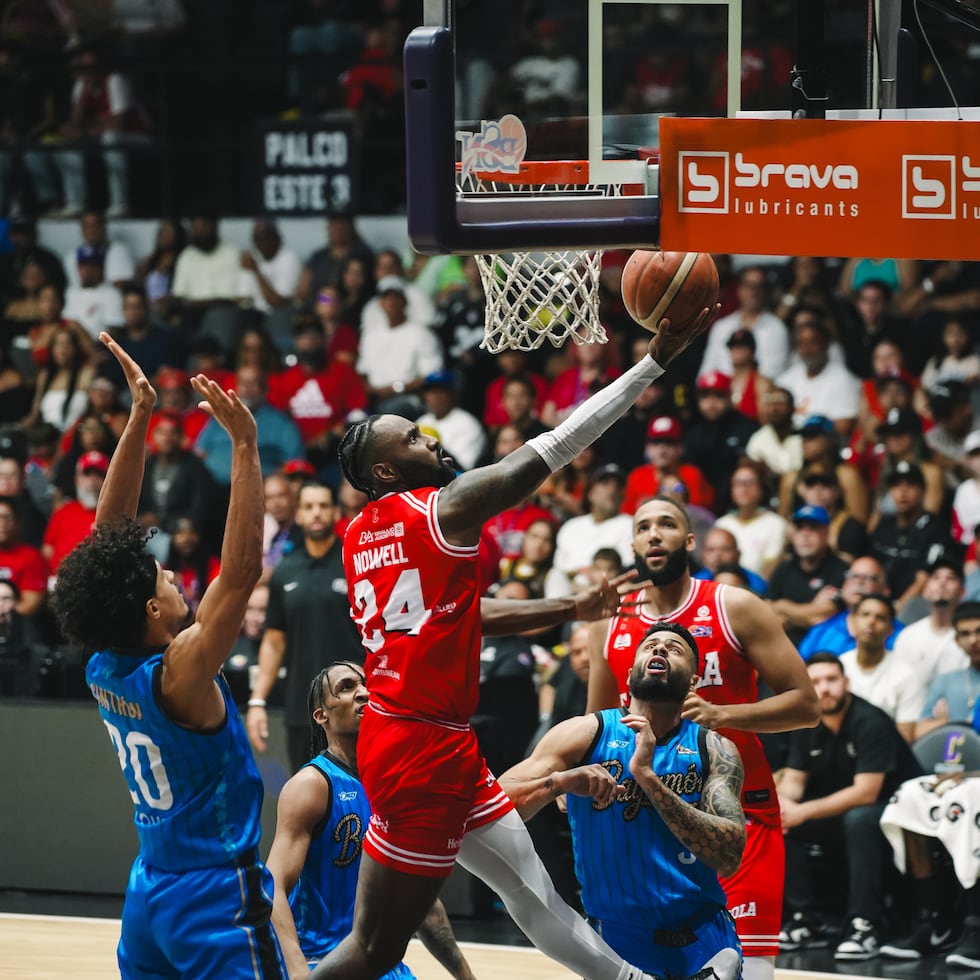 Jaylen Nowell, de los Gigantes, tira al canasto durante el partido contra Bayamón. Foto- Kenneth Rosario