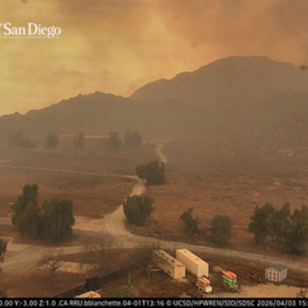 Esta imagen, tomada de un video de ALERTCalifornia | UC San Diego, muestra un paisaje cubierto de humo mientras un incendio forestal avanza, el viernes 3 de abril de 2026, cerca de Moreno Valley, California.