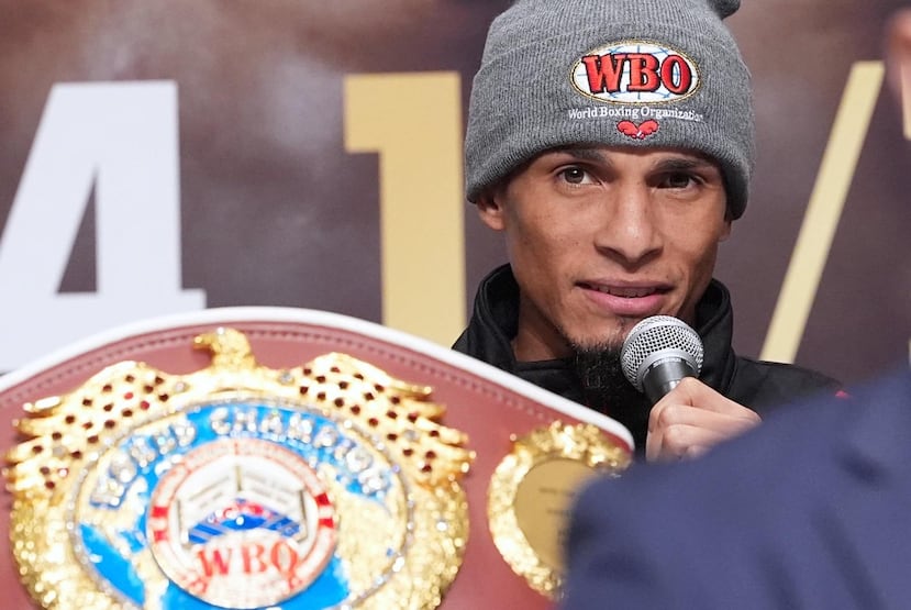 René Santiago toma la palabra durante una conferencia de prensa.
