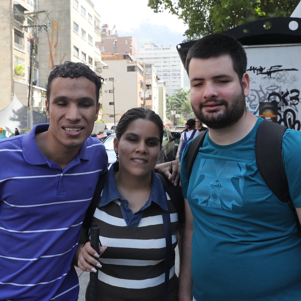 Álvaro (i), Alejandra y Abdiel (d) posan durante una entrevista en Caracas (Venezuela).