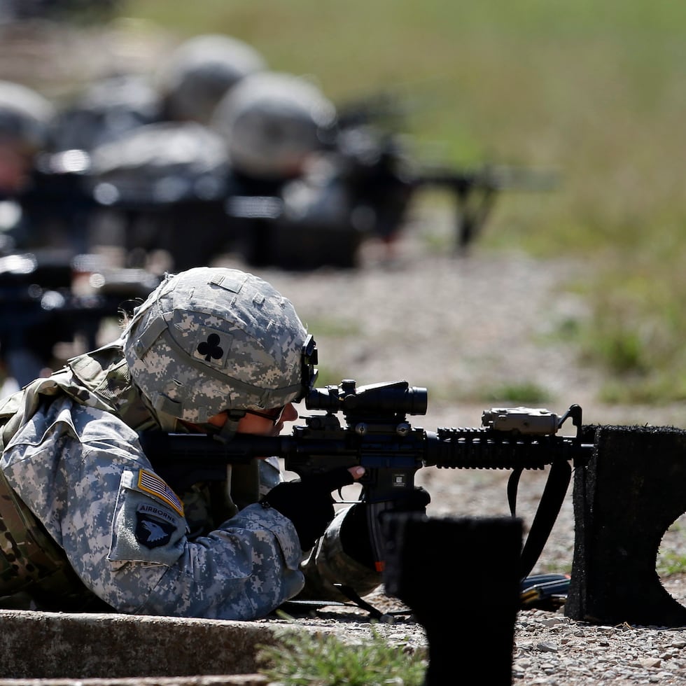 En esta foto de 2012, mujeres soldados de la 1ra Brigada de Combate de la 101era División Aerotransportada del Ejército de Estados Unidos se entrenan en un campo de tiro en Fort Campbell, Kentucky. (AP Foto/Mark Humphrey)