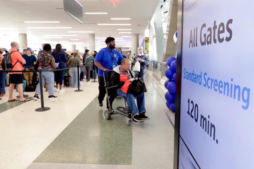 Los pasajeros aéreos soportan largas filas y esperas de hasta dos horas en el control de seguridad de la TSA en la Terminal E del Aeropuerto Intercontinental George Bush el viernes 20 de marzo de 2026 en Houston. (Foto AP/Michael Wyke)