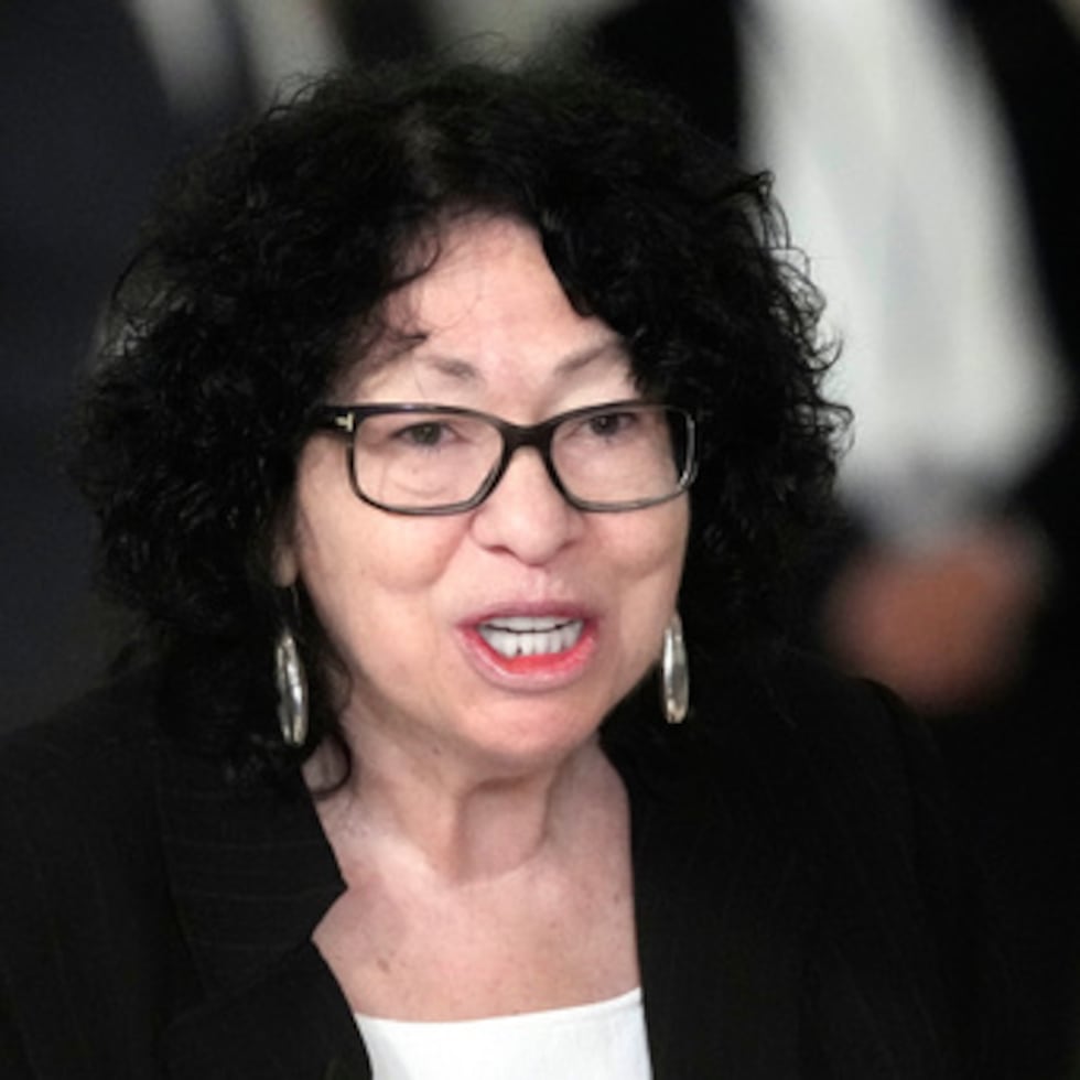 ARCHIVO - La jueza del Tribunal Supremo Sonia Sotomayor habla durante un servicio para la jueza jubilada del Tribunal Supremo Sandra Day O'Connor en el Gran Salón del Tribunal Supremo en Washington, 18 de diciembre de 2023. (AP Photo/Jacquelyn Martin, Pool, Archivo)