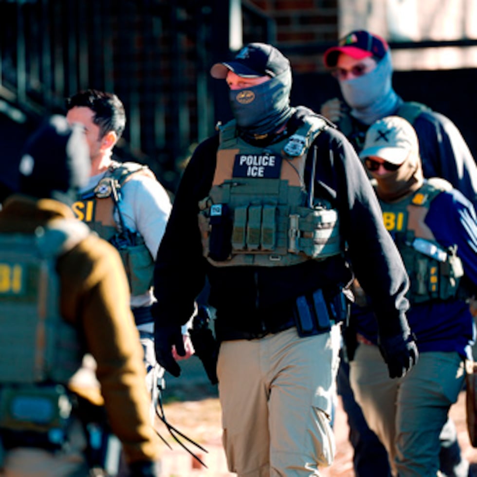 Agentes del FBI fuera de un complejo residencial durante un operativo, el 5 de febrero de 2025, en Denver. (AP Foto/David Zalubowski, Archivo)