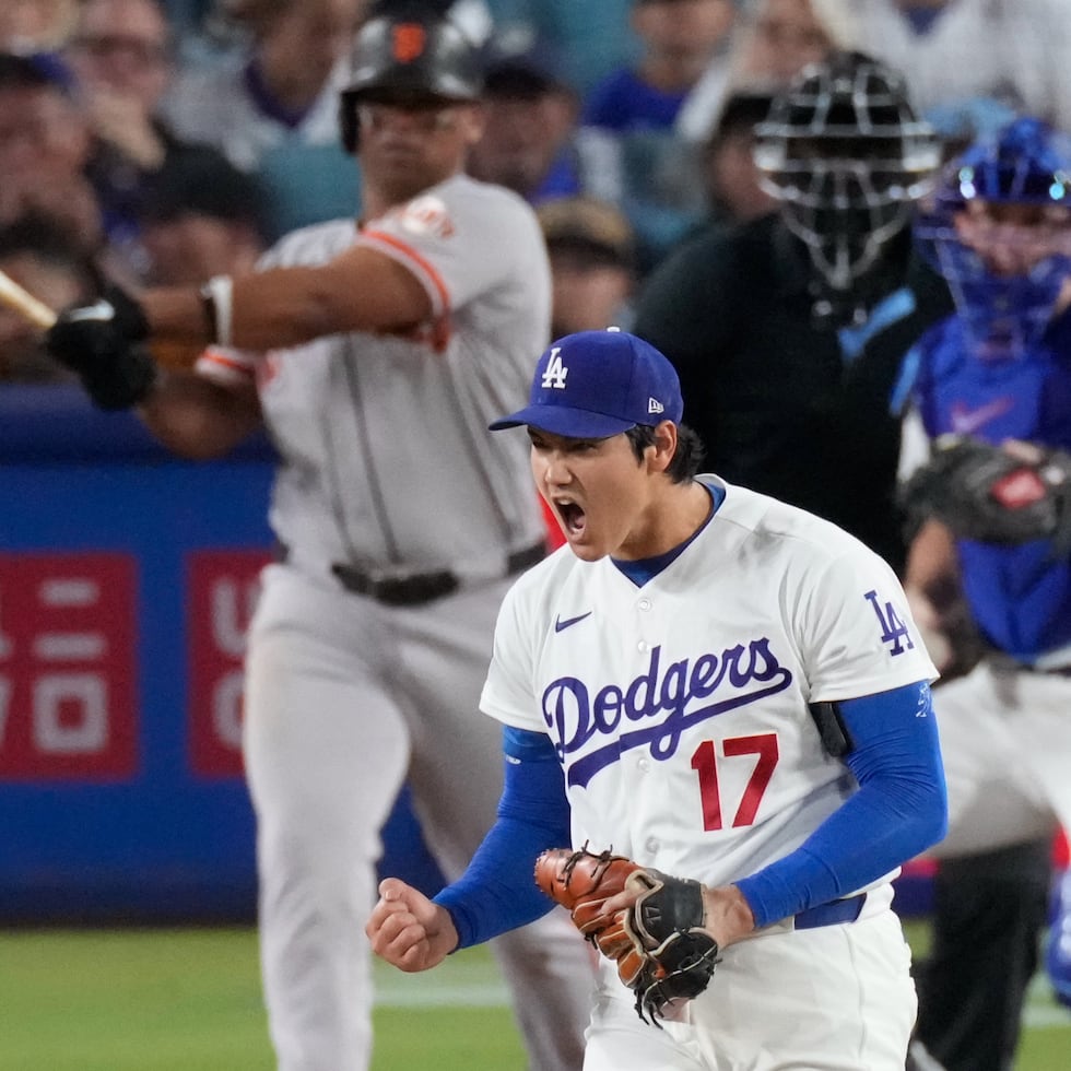 Shohei Ohtani celebra luego de ponchar al dominicano Rafael Devers, de los Giants de San Francisco, en la sexta entrada.