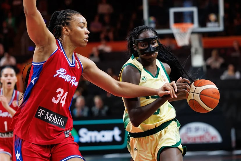 Imani McGee intenta detener a una rival de Australia.
