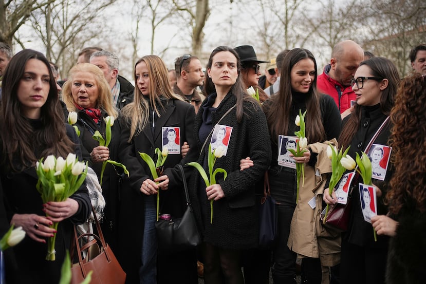 Alice Cordier (tercera a la izquierda), activista francesa de extrema derecha y presidenta del grupo identitario Collectif Némésis, participa en una marcha en Lyon, Francia, el sábado 21 de febrero de 2026, para rendir homenaje a Quentin Deranque, activista nacionalista de 23 años que murió a causa de una paliza tras un enfrentamiento entre simpatizantes de extrema izquierda y extrema derecha cerca de una reunión estudiantil. (Foto AP/Laurent Cipriani)