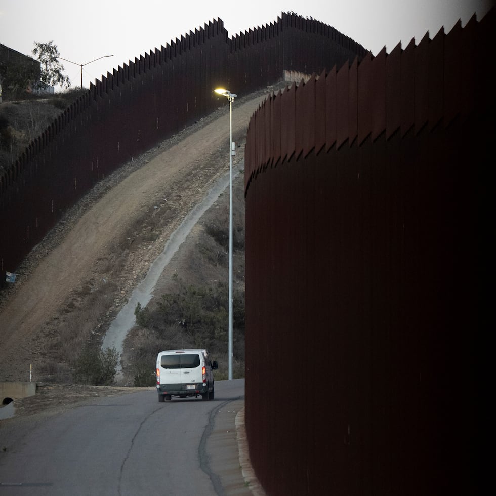 Una camioneta de la Patrulla Fronteriza de Estados Unidos transporta a un grupo de inmigrantes después de que cruzaran ilegalmente entre dos muros fronterizos entre México y Estados Unidos en San Diego, Texas.