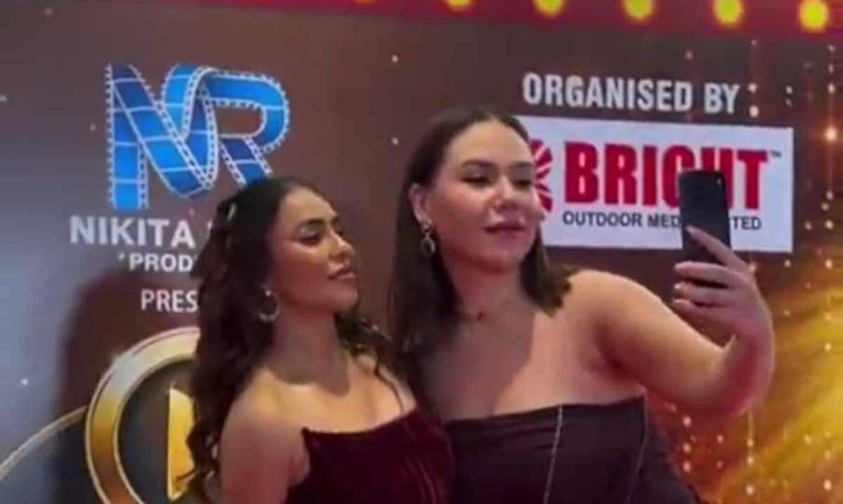 Actriz Nikita Rawal intenta apartarse tras ser besada sin consentimiento por una fanática