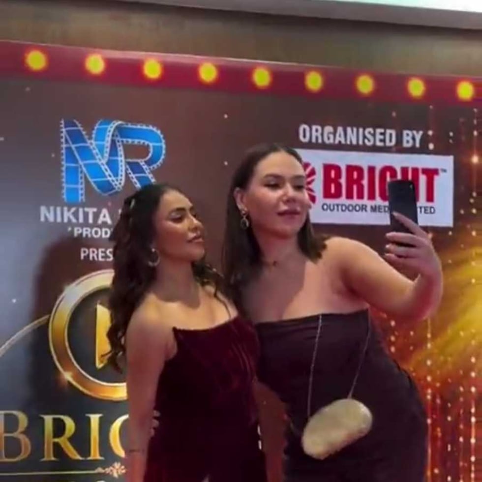 Nikita Rawal junto a una fan en un evento de cine en Bollywood.