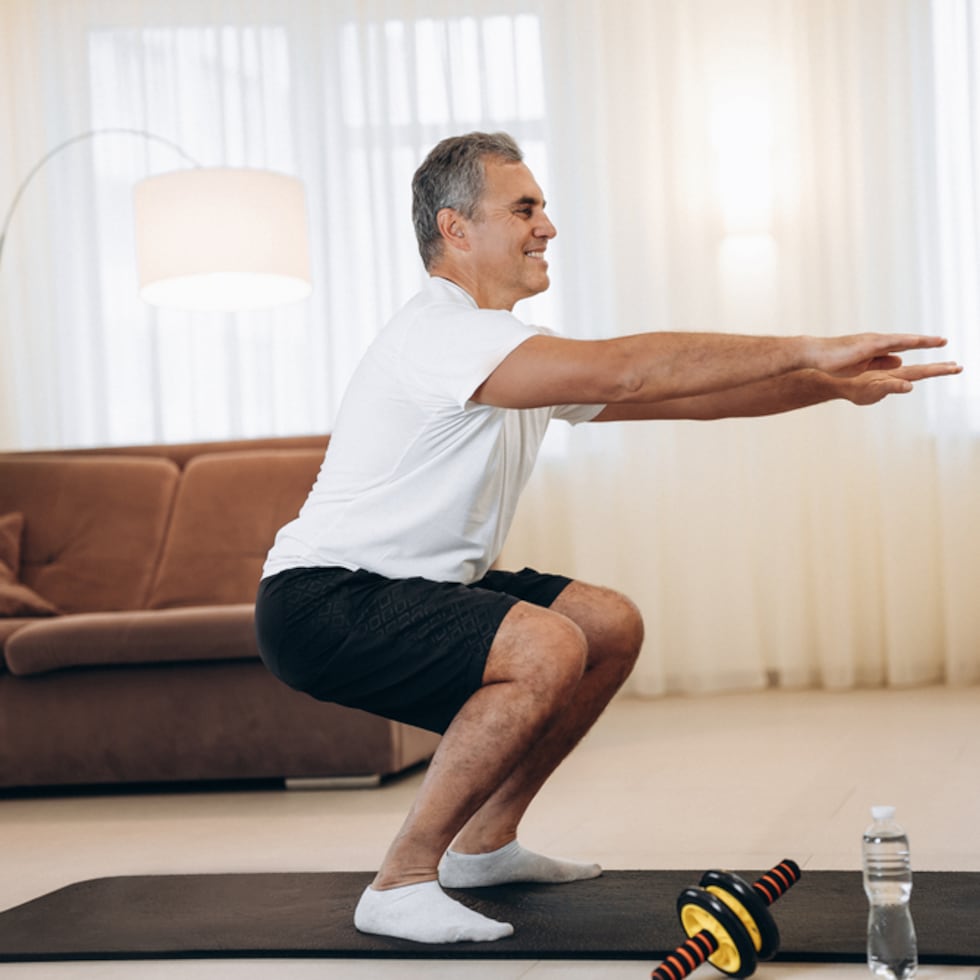 Las sentadillas fortalecen todos los grupos musculares en las piernas, incluidas las pantorrillas, los cuádriceps, los isquiotibiales y los glúteos, al igual que los músculos en la parte inferior de la espalda y el torso.