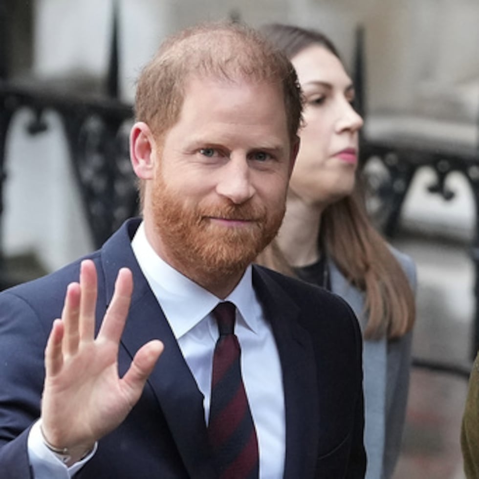 ARCHIVO - El príncipe Harry de Gran Bretaña llega al Tribunal Superior de Londres para encabezar un grupo que acusa al editor del Daily Mail de invasión de la privacidad mediante tácticas ilegales en un juicio que forma parte de un escándalo más amplio de piratería telefónica en Londres, 21 de enero de 2026. (AP Photo/Kirsty Wigglesworth, Archivo)