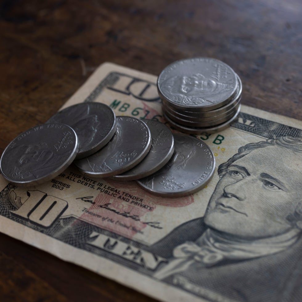 Desde 2021, la Ley 47 colocó en manos de la Comisión Evaluadora del Salario Mínimo la responsabilidad de determinar los ajustes salariales pertinentes en la isla.