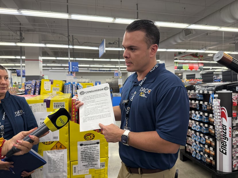 El secretario designado del DACO, Hiram Torres Montalvo, participó de la inspección que hizo la agencia en el Walmart de Santurce y le recomendó al gerente de la tienda que incluya un código de respuesta rápida (QR Code, en inglés) que tenga disponible de las advertencias al comprar pirotecnia.