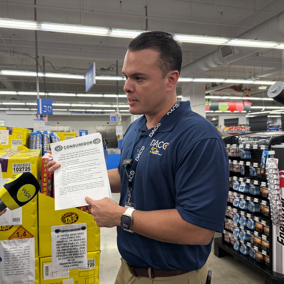 En una foto de archivo, el secretario del DACO, Hiram Torres Montalvo, durante uno de los operativos de la agencia en la pasada temporada navideña.