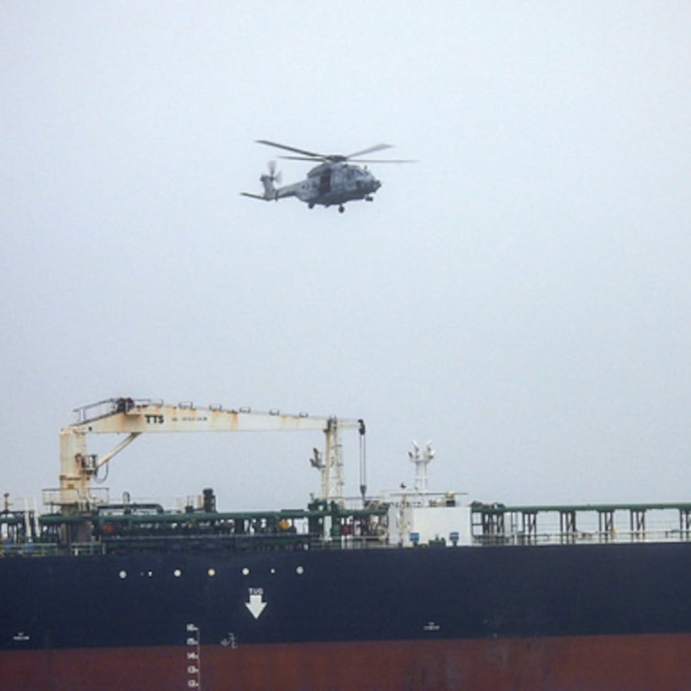 Foto facilitada por el Ejército francés que muestra cómo un helicóptero NH90 intercepta un petrolero que viajaba desde Rusia bajo sanciones internacionales.