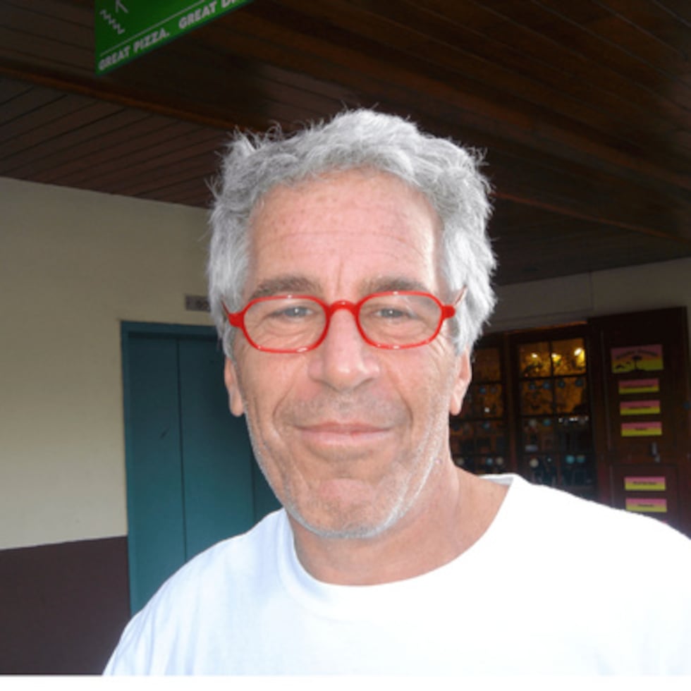 El Departamento de Justicia de Estados Unidos ha indicado que tiene aun por examinar millones de documentos adicionales relacionados a Jeffrey Epstein.