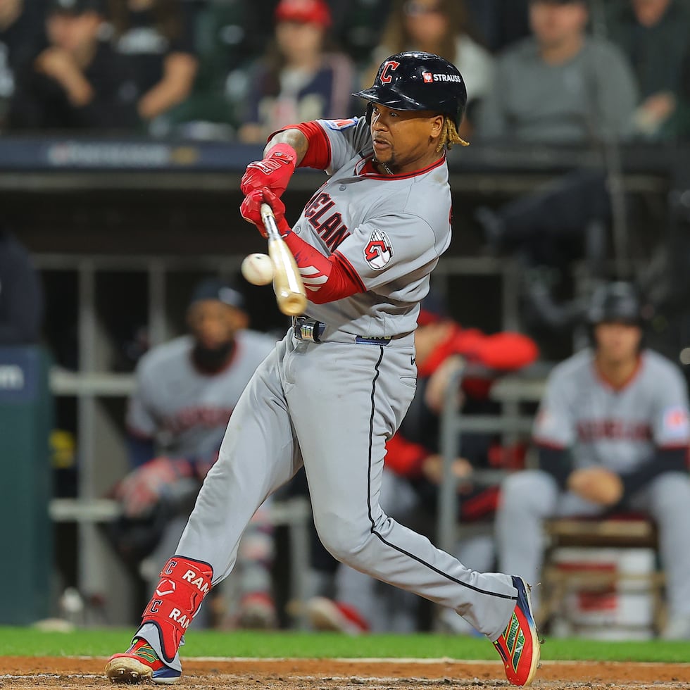 José Ramiréz pega un jonrón de dos carreras en la quinta entrada contra los White Sox.
