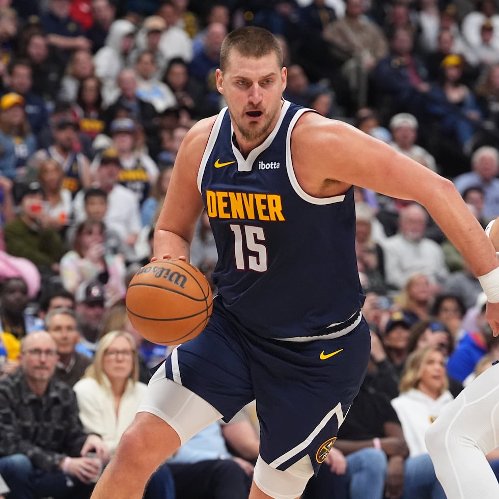 El centro de los Nuggets de Denver, Nikola Jokić (15), avanza hacia la canasta frente al centro de los Magic de Orlando, Goga Bitadze (35), en la segunda mitad de un juego entre ambos equipos.