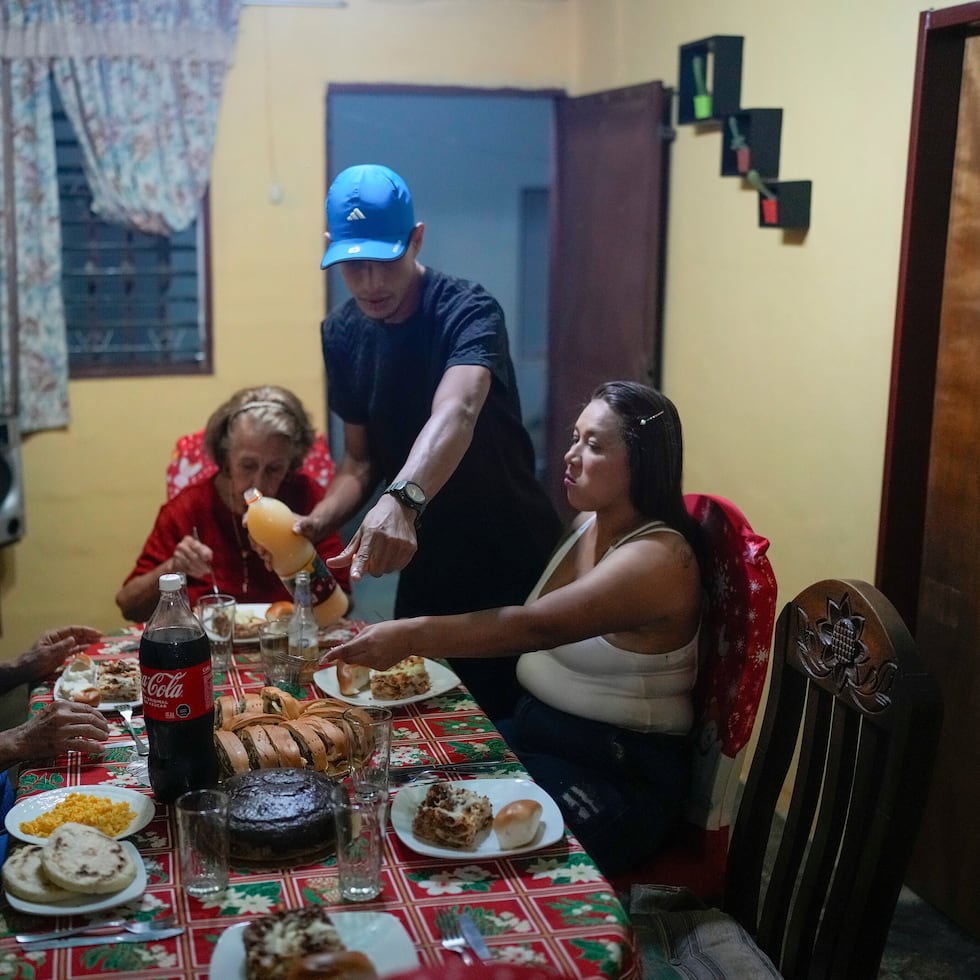 Gómez fue una de los más de 7.7 millones de venezolanos que dejaron su país en la última década, cuando su economía se desmoronó como resultado de la caída de los precios del petróleo, la corrupción y la mala gestión. Vivió en Colombia y Perú durante años antes de fijar su mirada en Estados Unidos con la esperanza de construir una nueva vida.