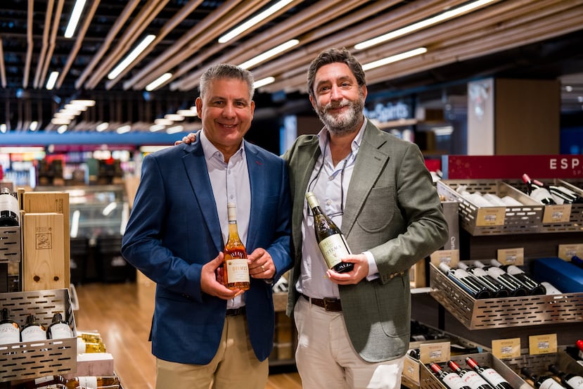A la izquierda, Pedro Alvarado, experto en vinos de Ballester Hermanos, Inc., junto a Gonzalo Iturriaga, director técnico y enólogo de Bodegas Vega Sicilia.