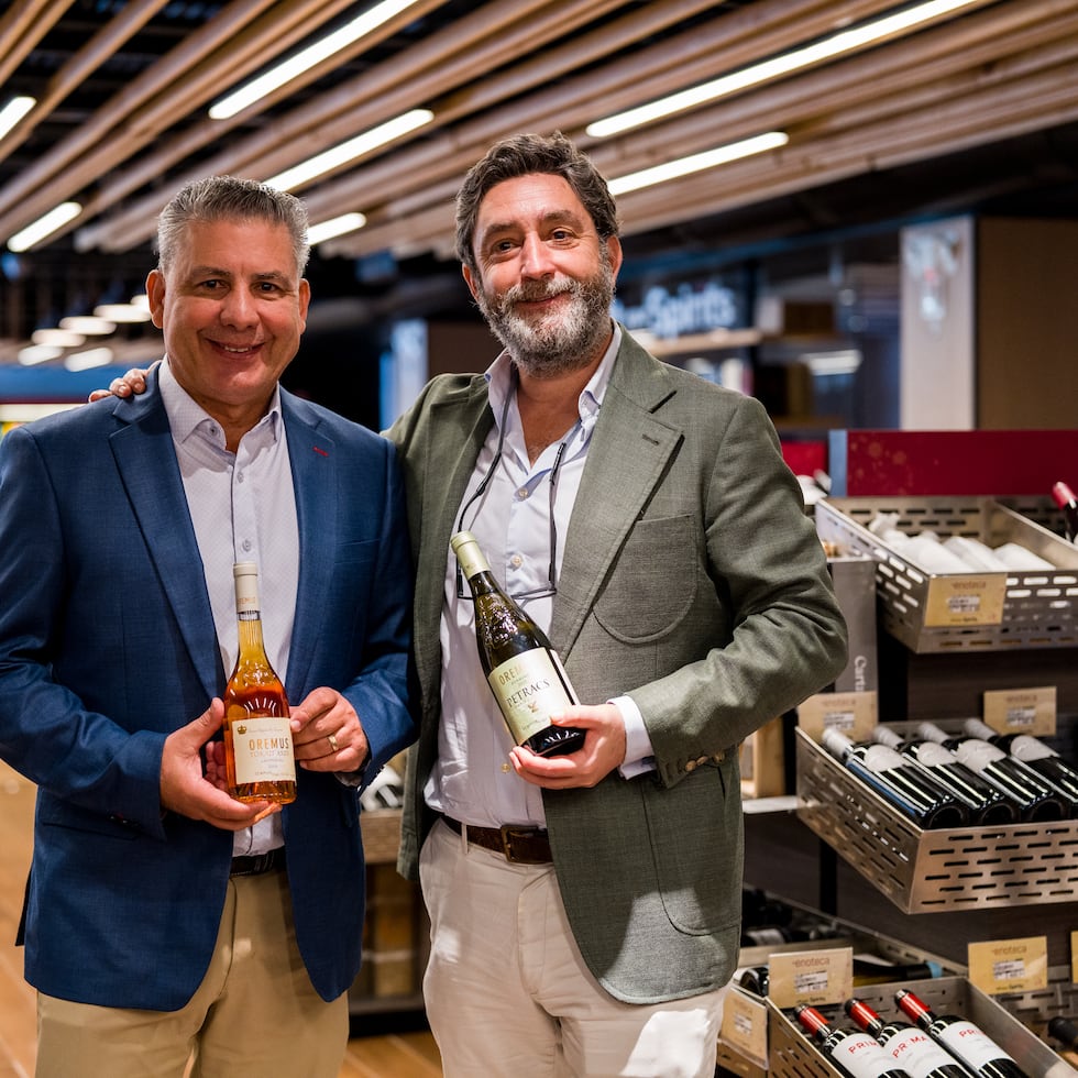 A la izquierda, Pedro Alvarado, experto en vinos de Ballester Hermanos, Inc., junto a Gonzalo Iturriaga, director técnico y enólogo de Bodegas Vega Sicilia.