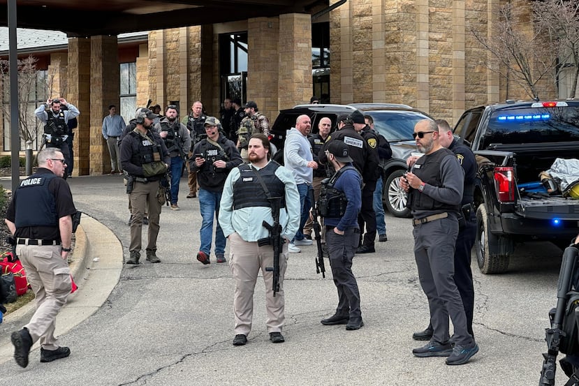 Agentes del orden público responden a una llamada en la sinagoga Temple Israel, el jueves 12 de marzo de 2026 en West Bloomfield Township, Michigan. (Foto AP/Corey Williams)