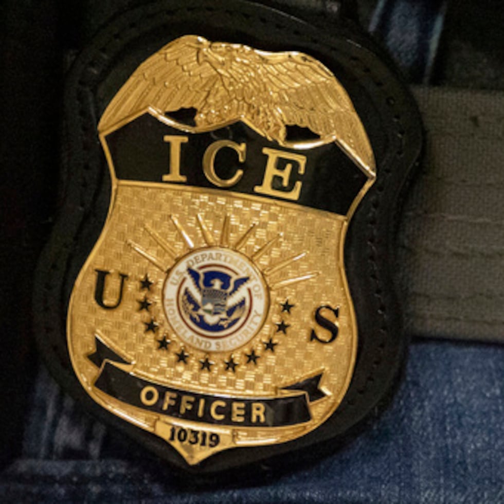Los familiares del agente del ICE que disparó a un hombre colombiano en Maine esta semana declararon a The Associated Press que este padecía graves problemas de salud mental.