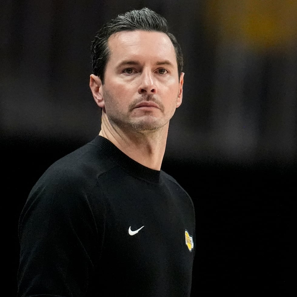 El entrenador JJ Redick observa con frustración la derrota de los Lakers ante los Hawks.