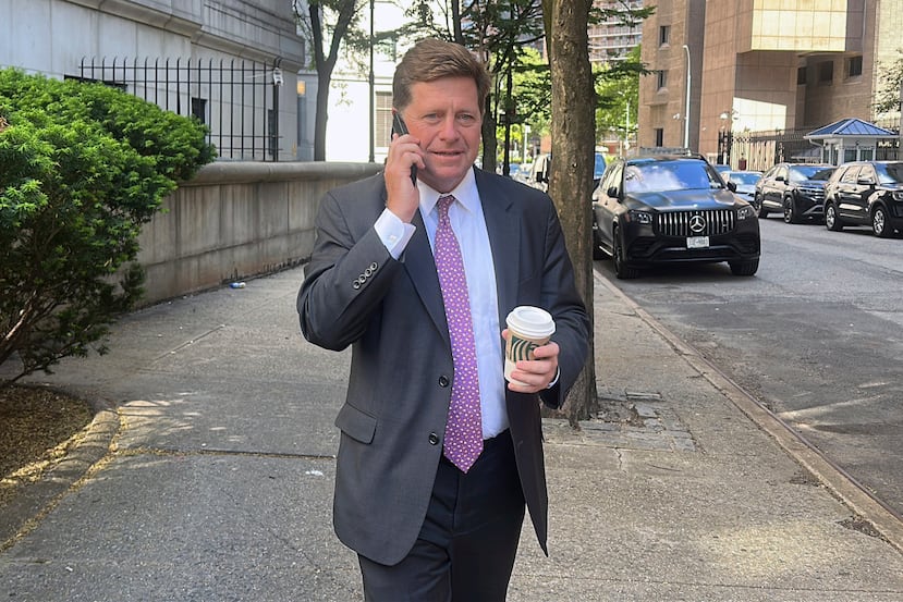 ARCHIVO - Jay Clayton, fiscal federal interino para el Distrito Sur de Nueva York, habla por teléfono al salir de un tribunal de Nueva York, el 19 de mayo de 2025. (AP Foto/Ted Shaffrey, Archivo)