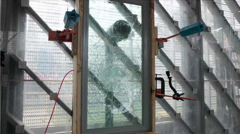 Cada producto es evaluado en resistencia a impacto, infiltración de agua y presiones de viento de huracán categoría 5.