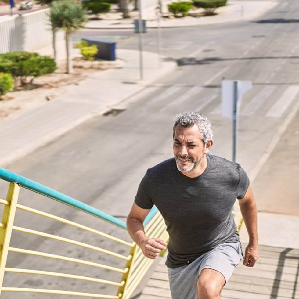 Actividad física: Lleva a cabo cualquier actividad física, moderada o intensa, de forma regular, entre ellas: caminar a paso ligero, ejercicios de calistenia, baile aeróbico, trotar, levantamiento de pesas, ejecicios en el gua, actividades al aire libre y realizar tareas en el hogar o en el jardín.