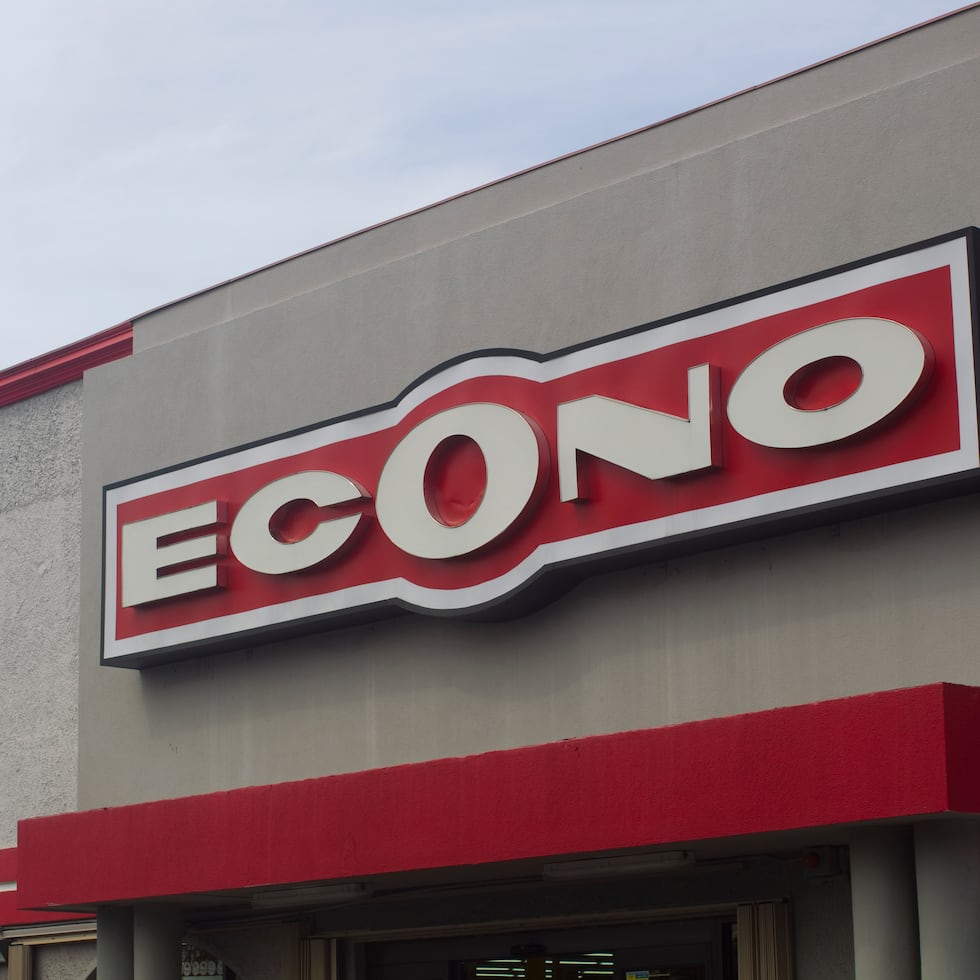 En la década de 1990, el empresario José Rial García, se unió como socio a Supermercados Econo y convirtió a su establecimiento en parte de la cadena.