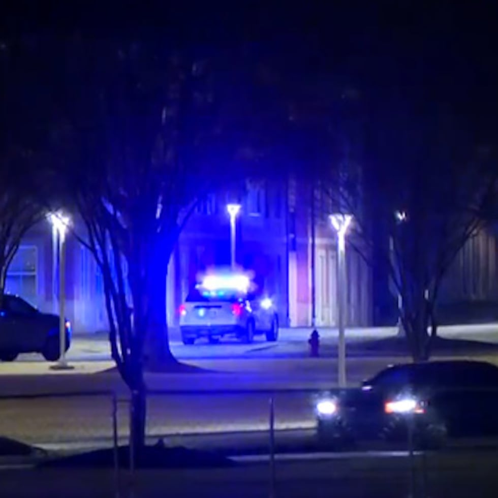 Esta imagen tomada de un video muestra el campus de la Universidad Estatal de Carolina del Sur en Orangeburg, SC, después de un tiroteo en un complejo residencial, a primera hora del viernes.