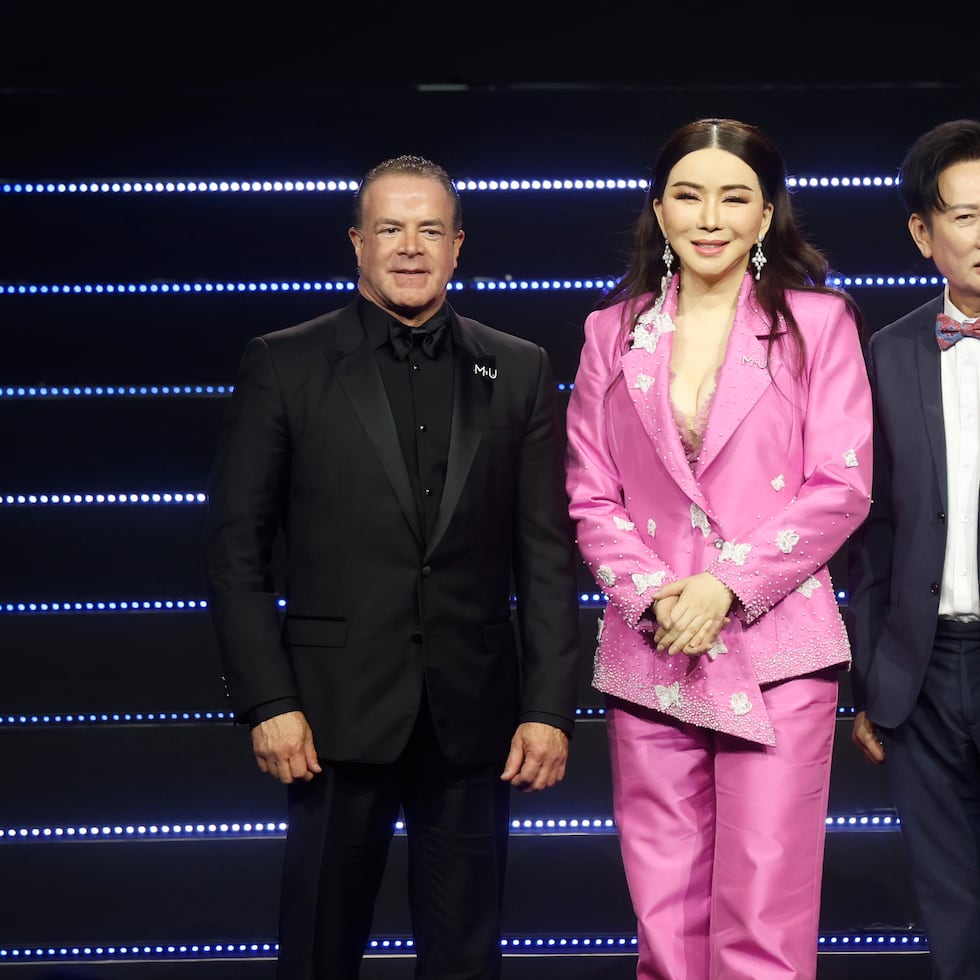 El presidente de la Organización Miss Universe, Raúl Rocha Cantú; la directora ejecutiva de la Organización Miss Universe, Anne Jakrajutatip; y el presidente de Miss Universo Tailandia 2025, Nawat Itsaragrisil.