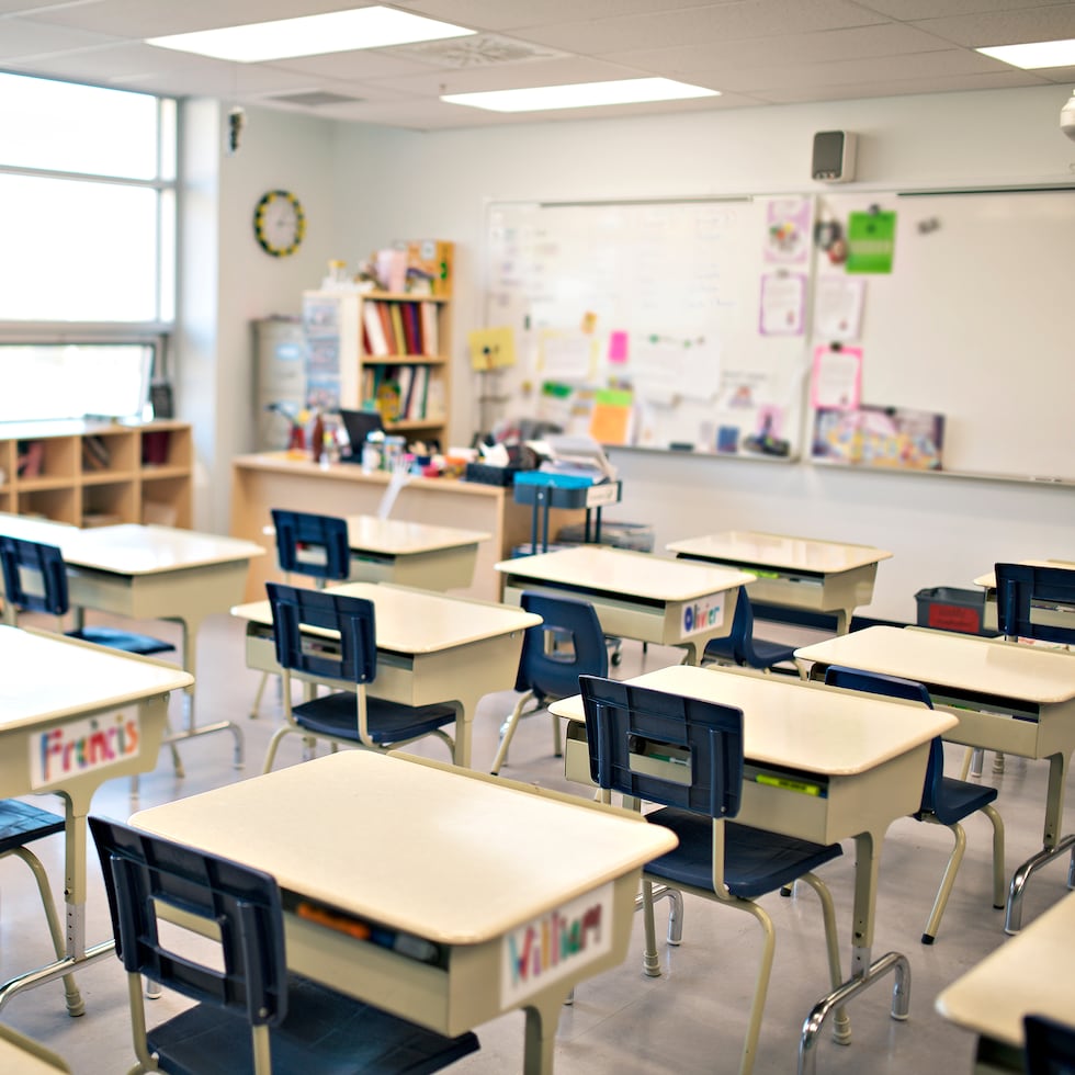 Salón de clases en EstadLo que está en juego no es quién controla el currículo local, sino quién coordina políticas, produce evidencia comparable y hace exigibles garantías communes, escribe Héctor Navedo