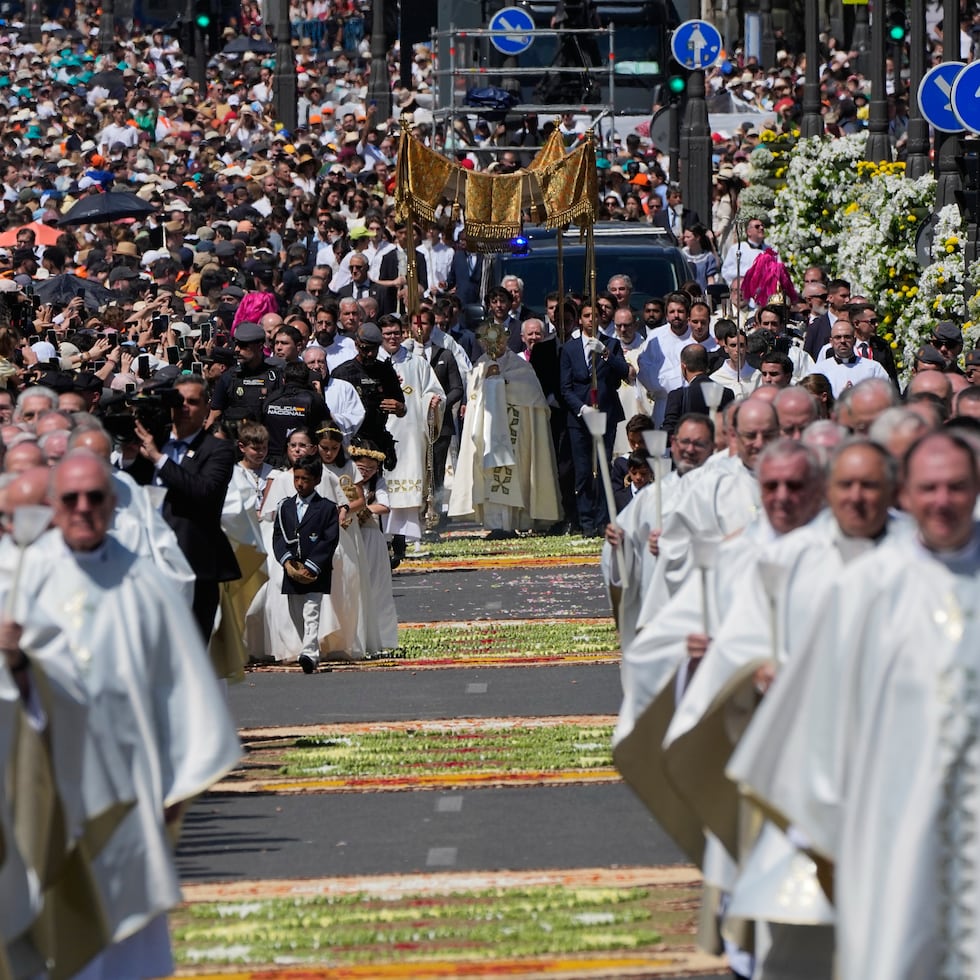 El papa León XIV preside una misa por el feriado católico de Corpus Domini en la plaza de Cibeles en Madrid.