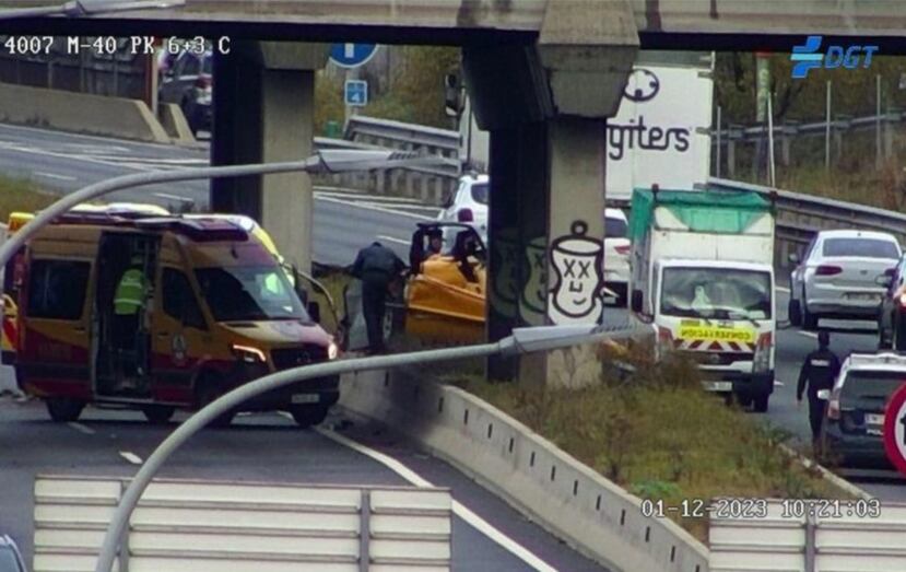Escena donde cayó un helicóptero en una carretera principal de Madrid.