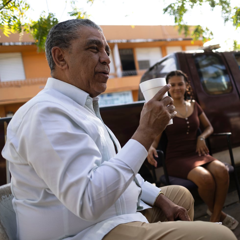El presidente del Caucus Hispano del Congreso, Adriano Espaillat, estuvo en Puerto Rico en marzo, cuando se reunió con miembros de la comunidad dominicana en Barrio Obrero.